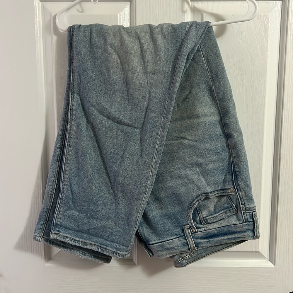 American Eagle Light Wash Curvy Mom Jean